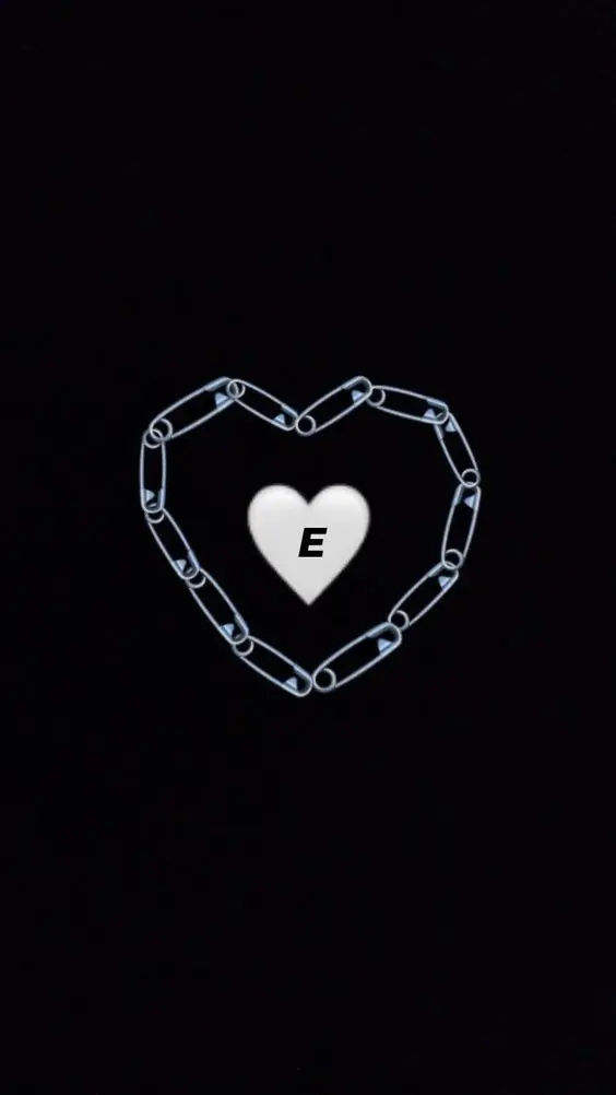 عکس استوری عاشقانه از حرف E با ایموجی قلب سفید و سنجاق 