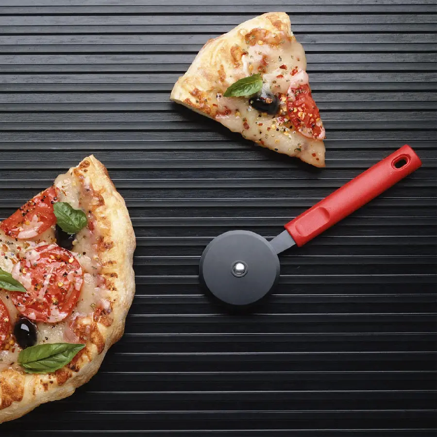 تصویر جذاب از تکه برش خورده پیتزا با زمینه مشکی 8K 