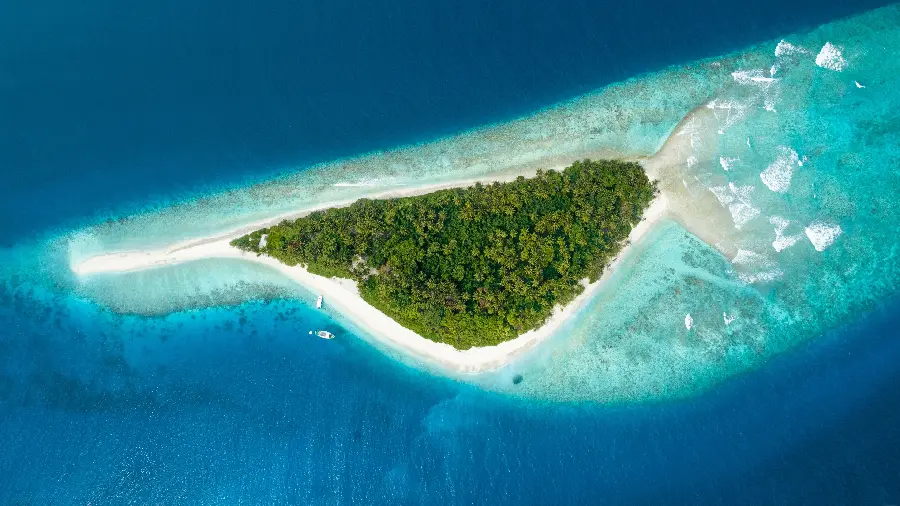 تصویر زمینه پردانلود جزیره مثلثی سرسبز برای ویندوز 10