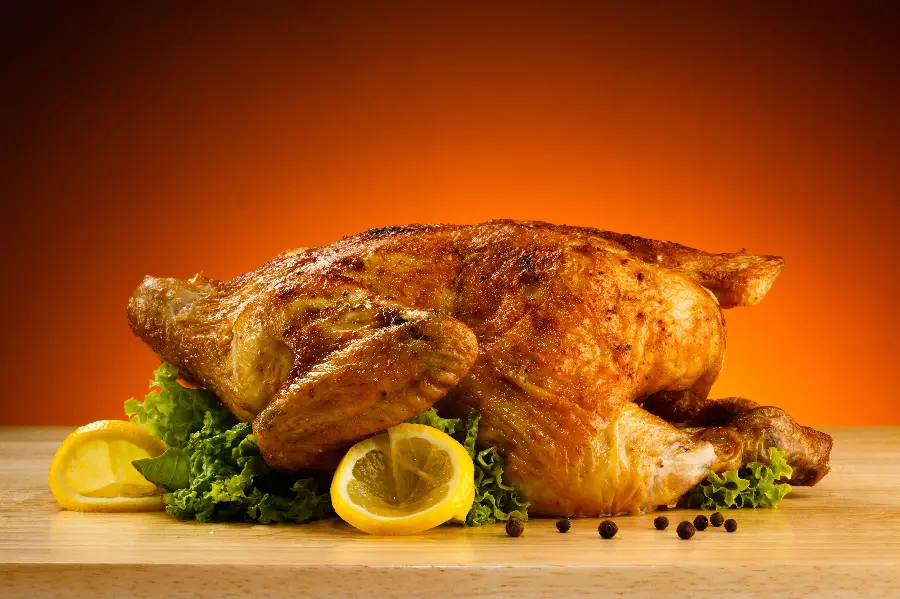 عکس باکیفیت عالی از کباب مرغ شکم پر دلفریب با تزیین لیمو و کاهو مناسب برای پروفایل گوشی