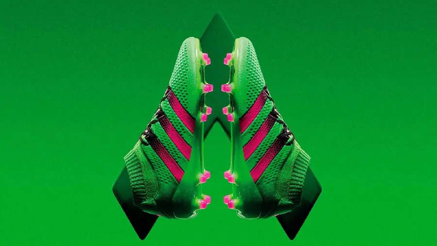 تصویر قرینه شیک از کفش فوتبال سبز رنگ برای زمینه ویندوز 11