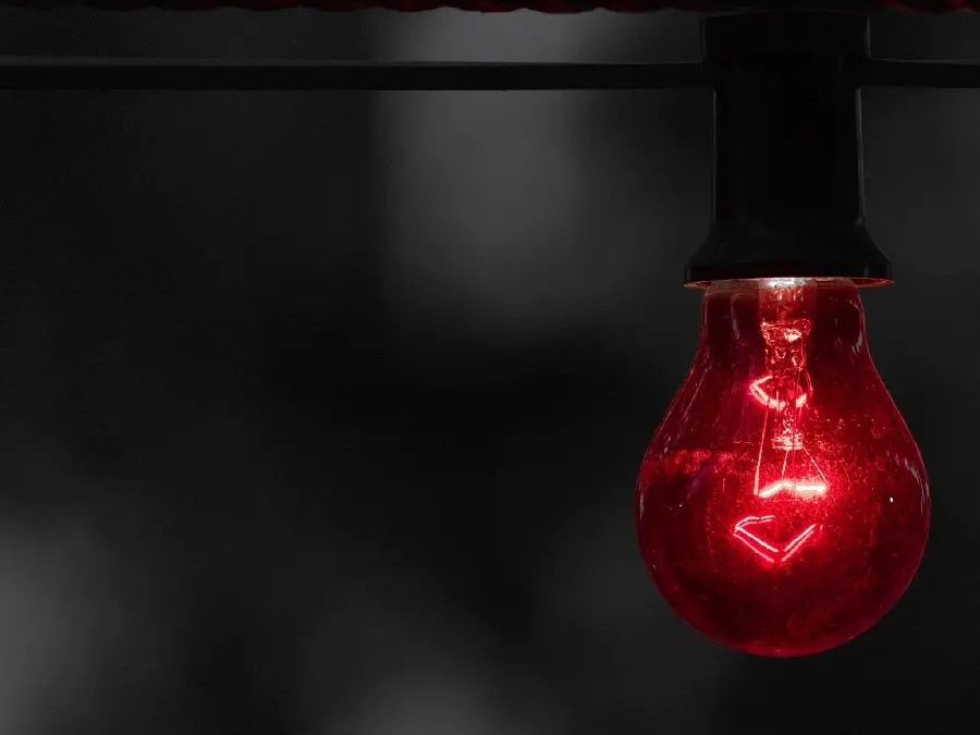 عکس زمینه رمزآلود و جالب از لامپ با نور قرمز