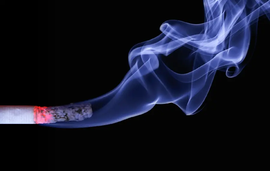 بک گراند شگفت انگیز و آبی رنگ خاص لپ‌تاب از دود سیگار روشن شدە