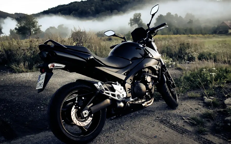 دانلود عکس مهیج از موتور سیکلت سیاە رنگ در دشت سرسبز باکیفیت FUII HD