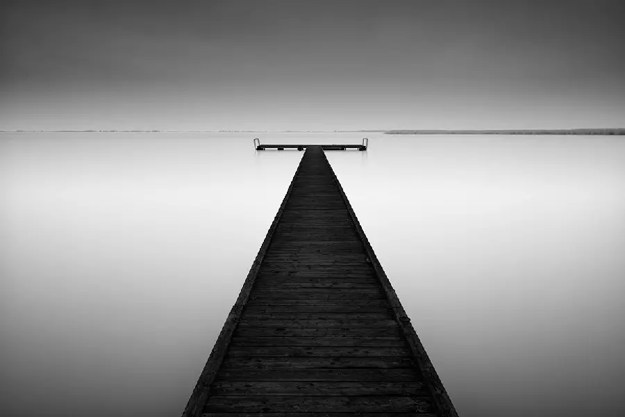 دانلود والپیپر سیاه و سفید از پل چوبی خاص روی دریا برای دسکتاپ 