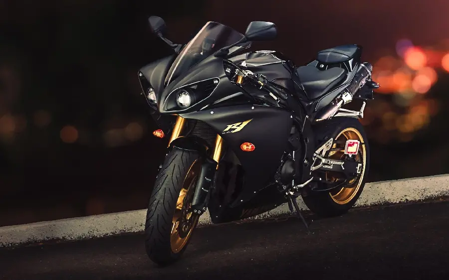 دانلود تصویر زمینە تماشایی از موتور سیکلت سیاە رنگ و زیبا باکیفیت HD