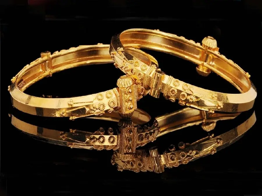 عکس زمینه جذاب 8K از دستبند های طلا با طرح برجسته امروزی 