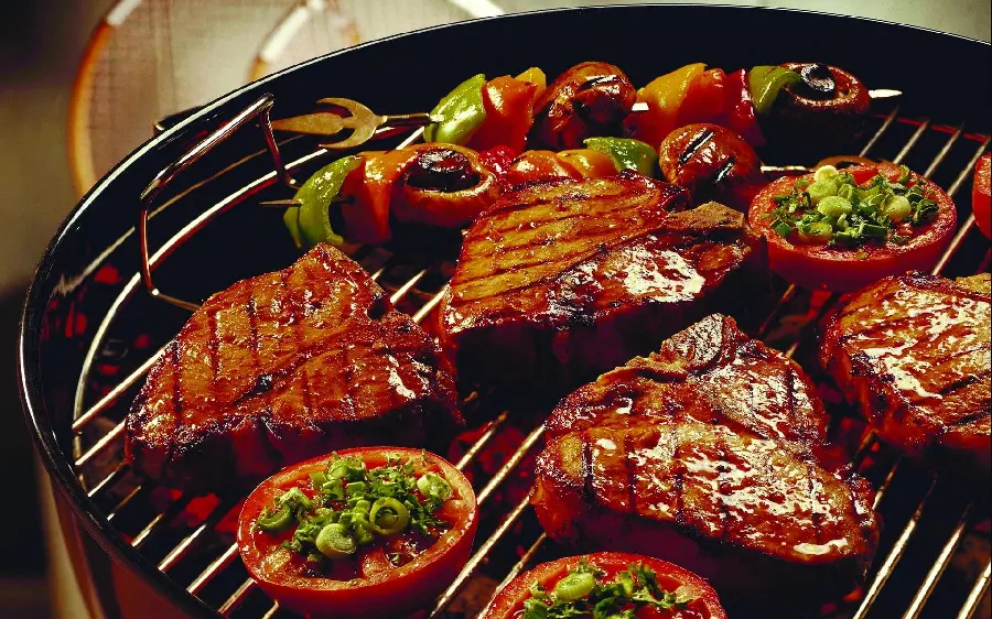 عکس زمینه غذای گوشتی استیک بر روی باربیکیو خانگی