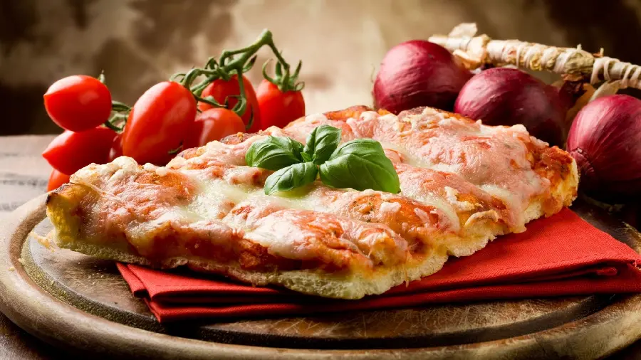 عکس استوک درخشان از تکه پیتزای لذیذ با تزئین جالب توجه