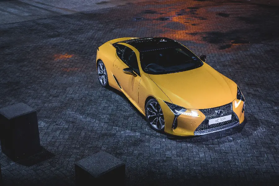 بک گراند زندە دل از لکسوس LC 500 زرد رنگ روی جادە آجری مشکی