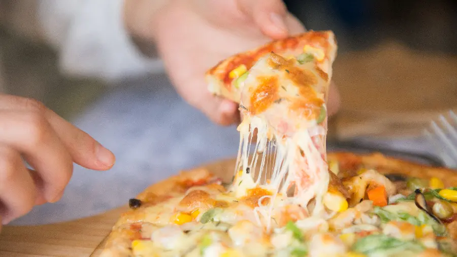 عکس استوک کش آمدن جالب پنیر پیتزا برای اینستاگرام 1401