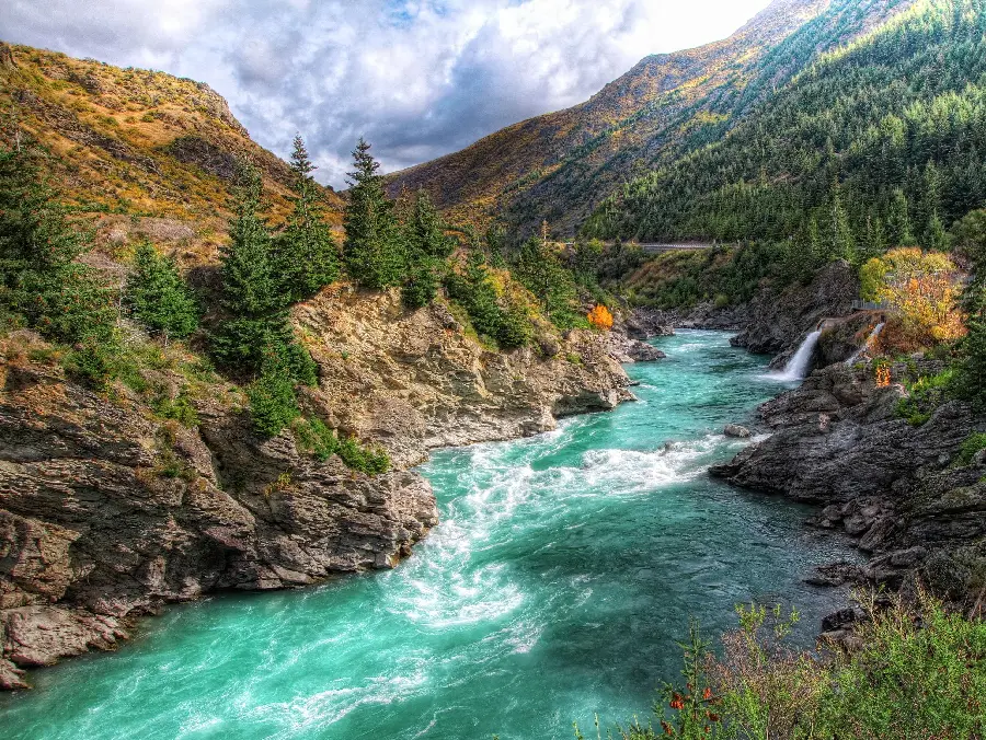 رودخانه آبی و پرطراوت در طبیعت نیوزیلند در یک قاب هنری 