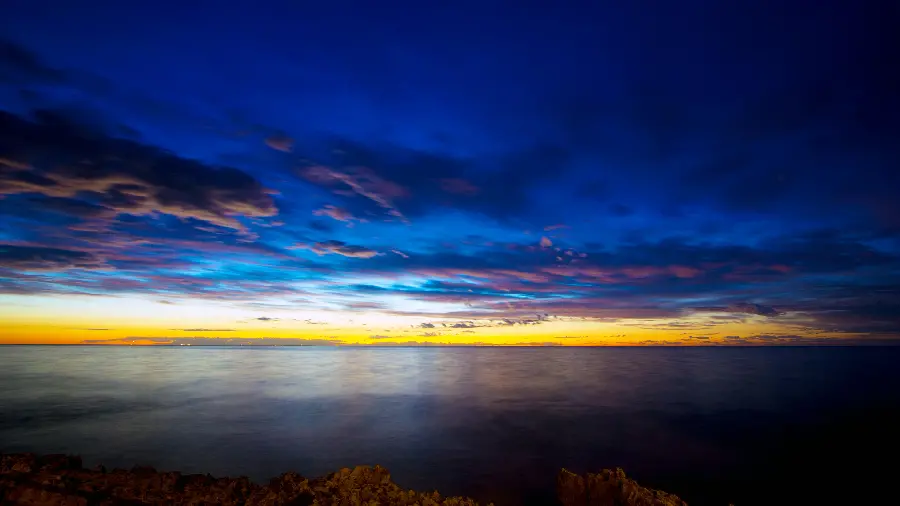دانلود رایگان عکس زمینه شاهکار از تلفیق رنگی خاص آسمان در طلوع 