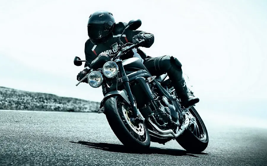 تصویر خفن از موتور سیکلت سریع و قوی سیاە رنگ باکیفیت اچ دی