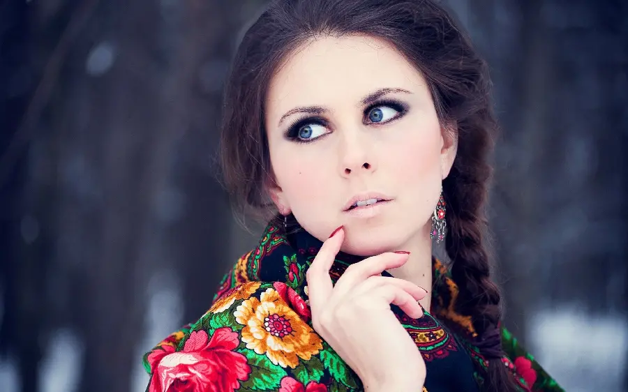 دانلود تصویر عجیب خاص تبلت از دختر متعجب با چشمان آبی و گیسوان سیاە و روسری گل‌دار باکیفیت hd