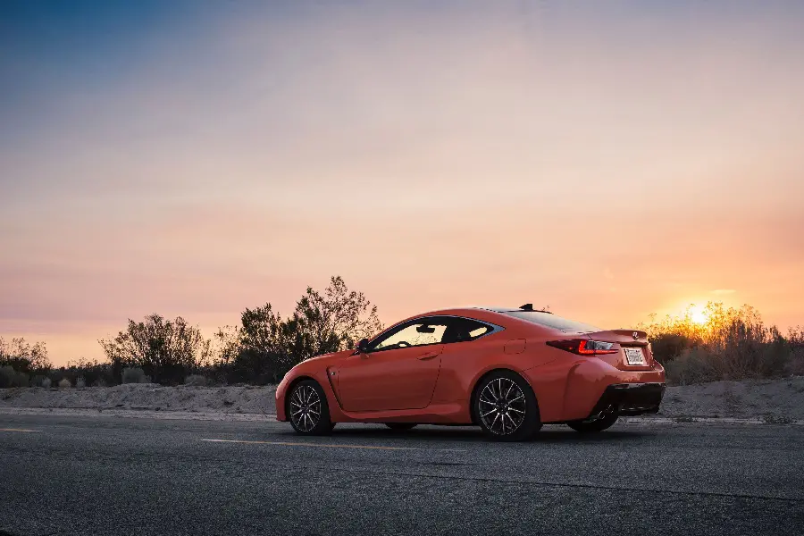 دانلود بک گراند واضح از لکسوس RC F خوش لعاب در غروب خورشید