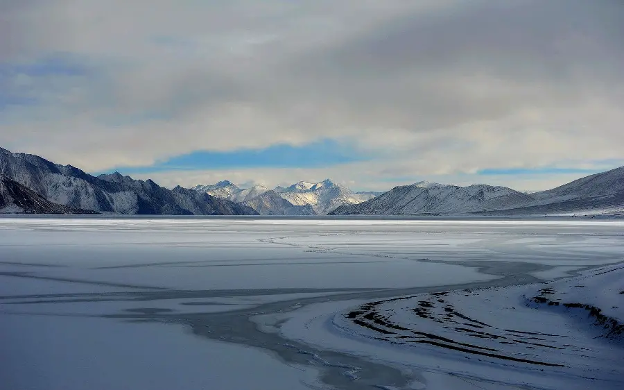 تصویر زمینه جادویی از زمین برفی در سیبری برای ویندوز 11