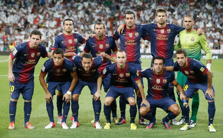 تیم بارسلونا در حال گرفتن عکس یادگاری و جمعی
