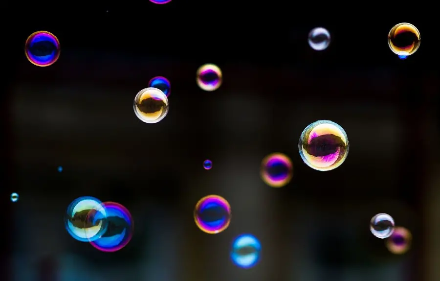 تصویر زمینه با طرح حباب های خوشگل با زمینه مشکی 8K