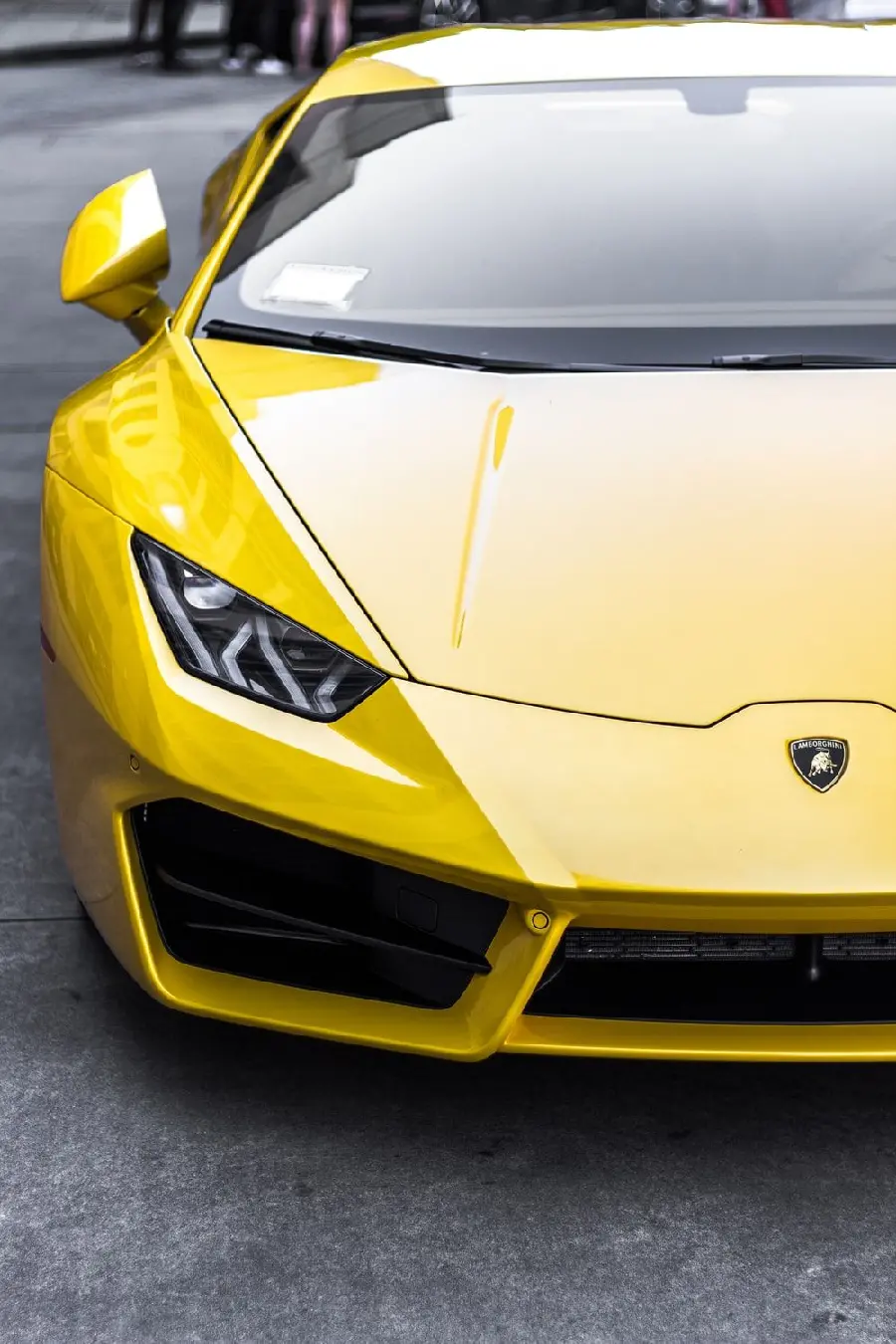 نمای خاص از خودرو لامبورگینی با رنگ زرد برای چاپ پوستر با کیفیت اصلی 