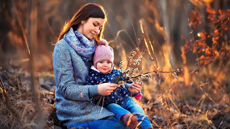پوستر خوشگل از مادر و فرزند در طبیعت پاییزی با کیفیت Full HD 