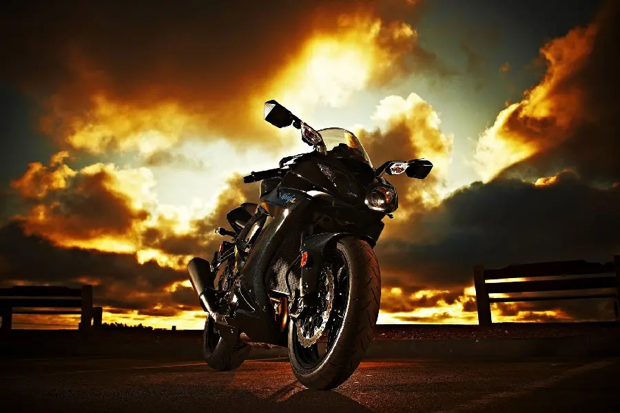 دانلود عکس پروفایل آتشین و باعظمت از موتور سیکلت سیاە رنگ باکیفیت اچ دی