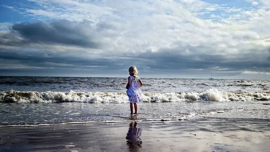 والپیپر خوشگل از دختر مو طلایی در ساحل دریا با لباس بنفش 