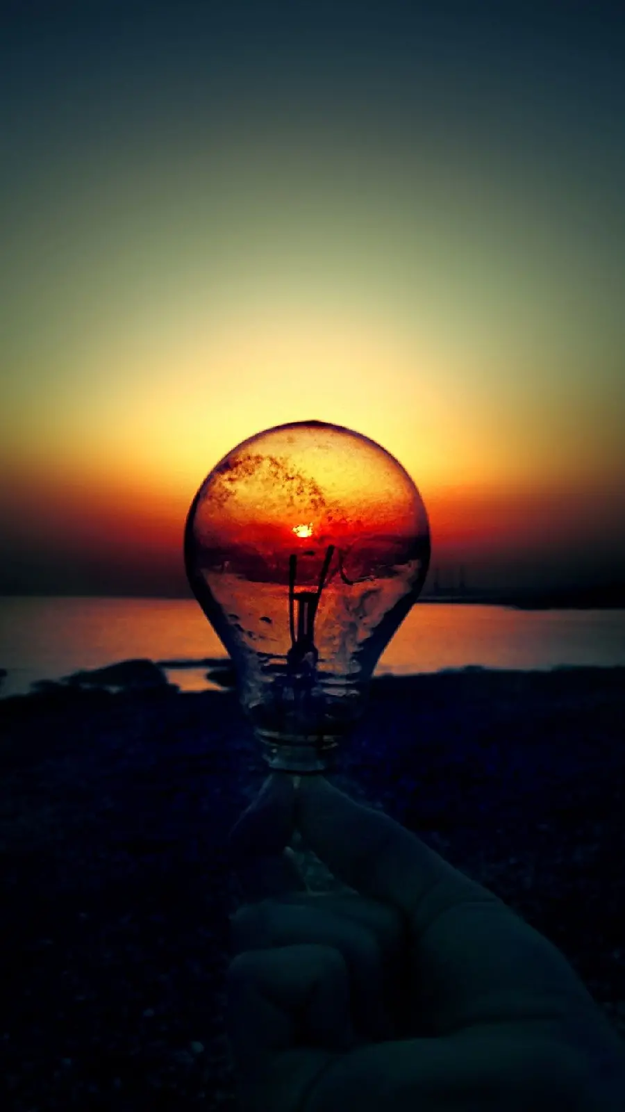 نمای هنری جذاب از لامپ در غروب آفتاب با کیفیت اچ دی