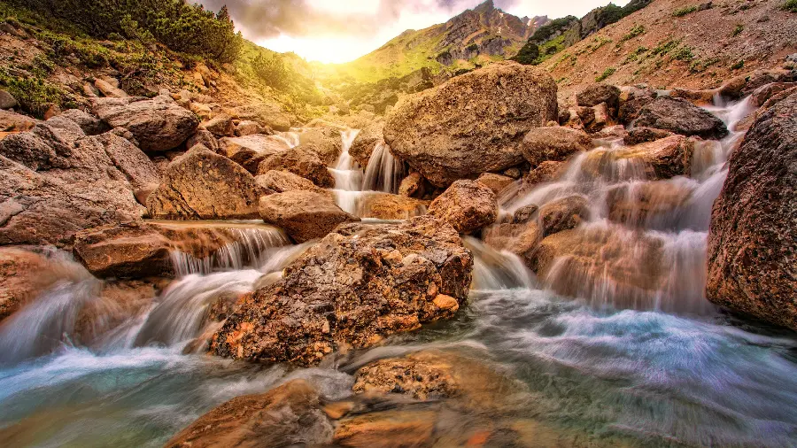 نمای چشمگیر از آبشار های زیبا در دل صخره های خوشرنگ 