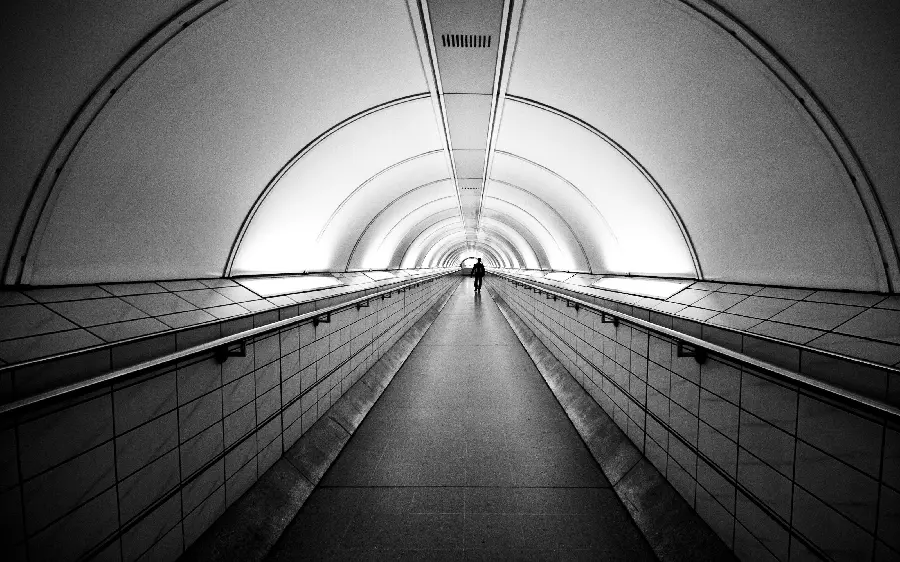 جدید ترین عکس پروفایل سیاه سفید از مرد تنها در تونل درخشان با کیفیت 8k 
