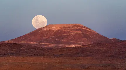 تصویر زمینه ماه کامل پشت تپه خاکی با کیفیت 12K برای دسکتاپ ویندوز