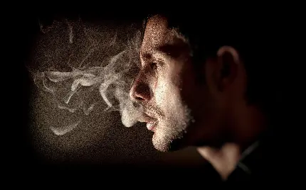 عکس زمینه جذاب از مرد در حال سیگار کشیدن با کیفیت ویژه 8k