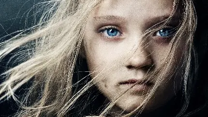 نمای مسحور کننده از دختر بچه زبیای چشم آبی برای دسکتاپ 