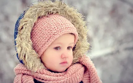 عکس جدید از دختر بچه خارجی با لباس زمستانی صورتی برای زمینه ویندوز 10
