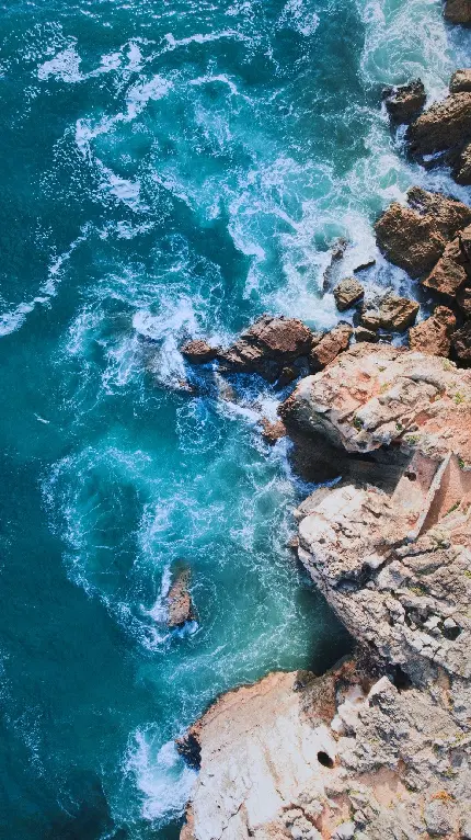 عکس استوک کلاژ رنگی اقیانوس با آب خوش رنگ و کوه‌های سخت باکیفیت HD