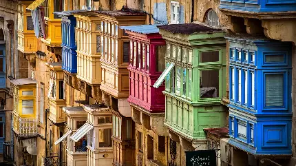 والپیپر جالب توجه از سازه های رنگارنگ بالای خانه های قدیمی 