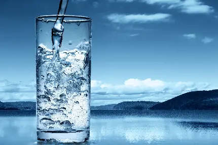 زمینه ی باکیفیت تاپ از لیوان بزرگ آب آشامیدنی شفاف در طبیعت