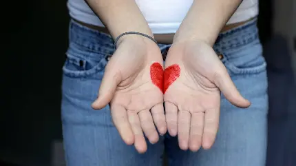 معروف ترین عکس قلب قرمز با دست برای پروفایل با کیفیت عالی 