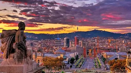 دانلود زمینە باکیفیت از مجسمەای کە بە جای در دوردست چشم دوختە در بارسلونا