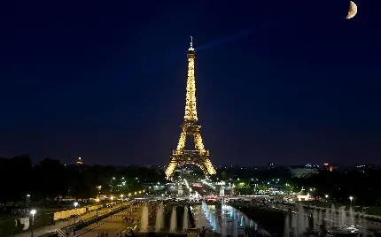 عکس استوک قشنگ از برج ایفل در شب کنار هلال ماە در پاریس مهد فرهنگ باکیفیت عالی