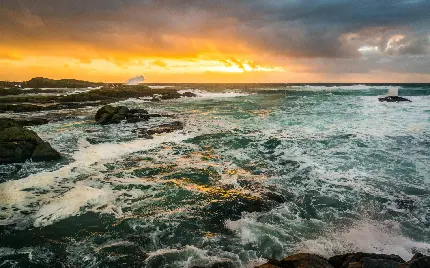 والپیپر و بک گراند خارق العادە از جنب و جوش آب‌های اقیانوس میان سنگ‌ها در طبیعت اقیانوس