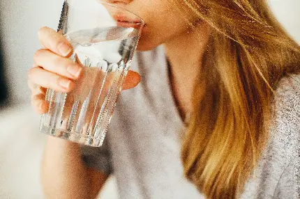 عکس پروفایل دختر مو قهوه‌ای در حال نوشیدن آب آشامیدنی لذت بخش