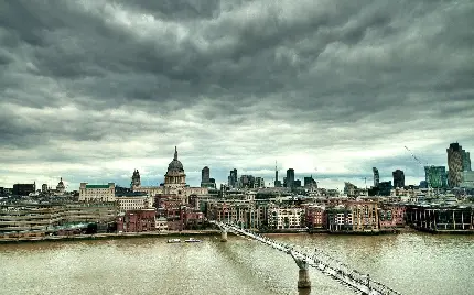 عکس زمینه سن پترزبورگ در یک هوای طوفانی 