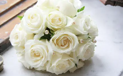دانلود تصویر خوش منظر دستە گل رز سفید با مرواریدهایی در میانش باکیفیت عالی