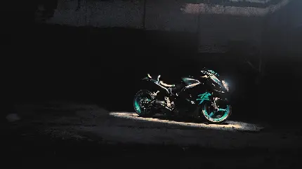 دانلود عکس جمع و جور با مقداری نور از موتور سیکلت سیاە و کمی سبز رنگ باکیفیت hd