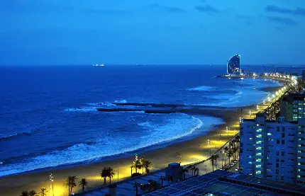تصویر شگفت انگیز از ساحل خوش منظر بارسلونا در شب خاص گوشی هوشمند