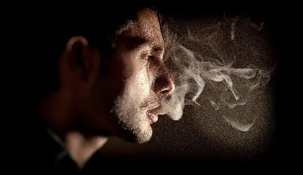 تصویر هنری مرد سیگاری با چهره جذاب از نیمرخ برای پروفایل 