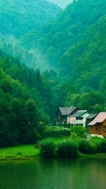 عکس خانه شیروانی در کوهستان برای زمینه گوشی پوکو X3 پرو شیائومی