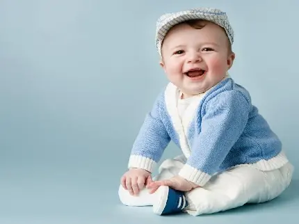 عکس ویژه از پسر بچه بامزه خارجی با لباس آبی و سفید 