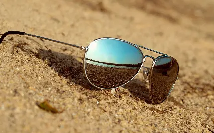 تصویر زمینه ناب عینک آفتابی در ساحل برای لپتاپ 
